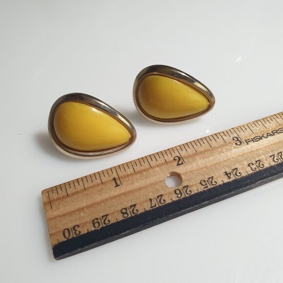 Vintage Gold Tone Clip On Earrings Yellow Teardrop Costume Jewelry Elegant Gift - Picture 2 of 3